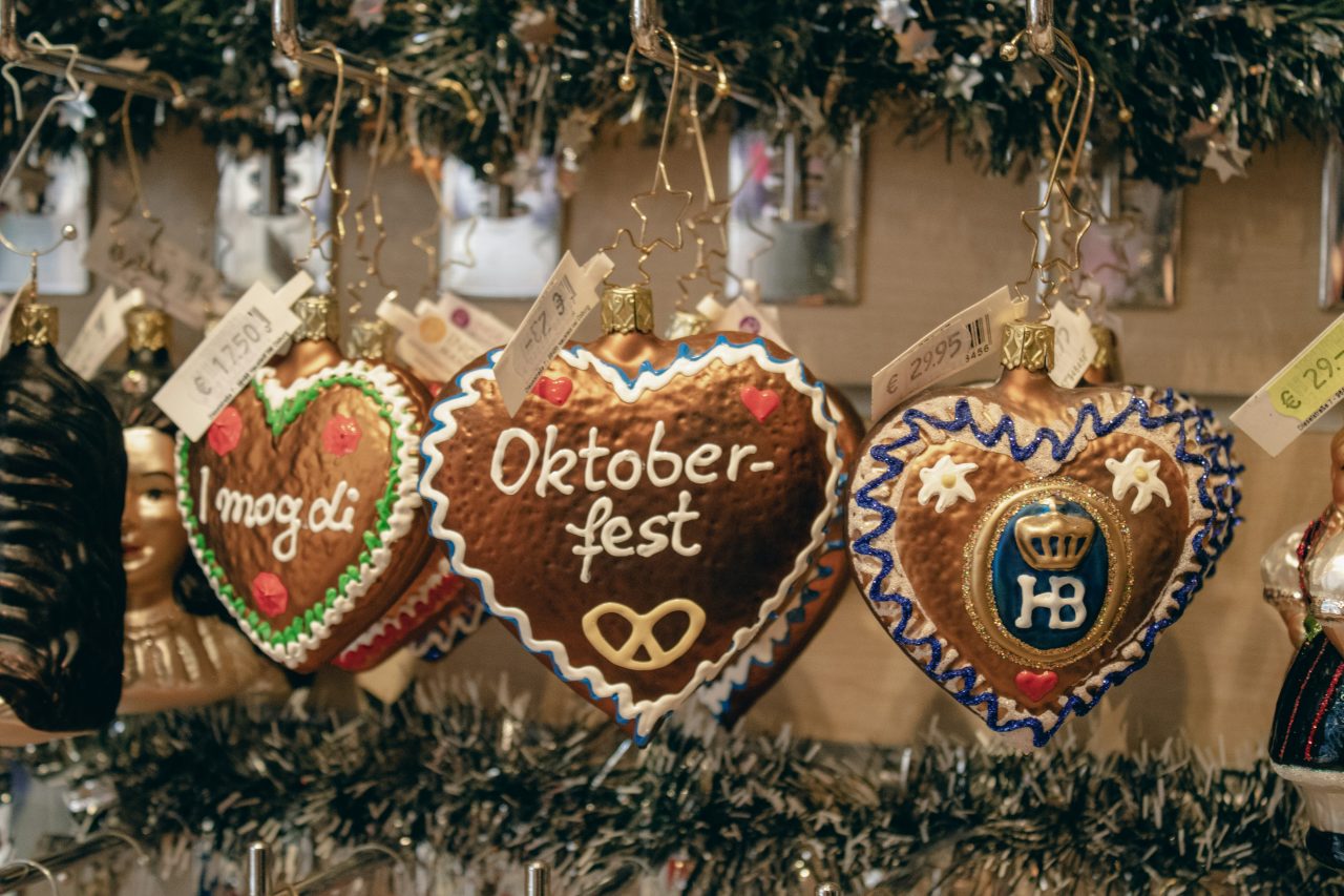 Die Stadt München mahnt Wiesn-Content ab und verlangt Lizenzgebühren. Was Influencer und Unternehmen 2026 wissen müssen – und warum die Marken angreifbarer sind, als es die Presse nahelegt